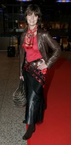26-01-2006 SHOWBIZZ; ERNY VAN REIJMERSDAL SHOWT WINTERMODE 2006-2007 IN RAI AMSTERDAM. Erny is de meest veelbelovende couturier van Nederland, zo zeggen de experts. Prinsessen liggen aan zijn voeten en in het Belgische wordt hij omarmd door de rich and famous.De ex werknemer van Pauw brengt ontwerpen op de markt die iets mannelijks, iets vrouwelijks,iets historisch en iets hedendaags brengen. Oger Lusink zijn ontdekker zegt: het is simpel hij maakt vrouwen mooier.
foto: Albert den Iseger.