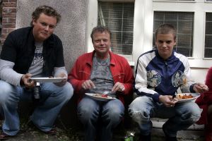 11-04-2005 SHOWBIZZ; JIM BAKKUM NEEMT IN AMSTERDAM VIDEO CLIP OP. Jim Bakkum is op dit moment bezig om in Amsterdam een nieuwe video clip op te nemen. Broer Danny en de vader van Jim waren ook aanwezig.
Foto: Albert den Iseger