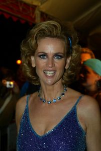 23-10-2004 SHOWBIZZ; GALA PREMIERE VAN DE  FILM  ELLIS IN GLAMOURLAND. Met Linda de Mol Joan Collins en Chris Tates, regie door Pieter Kramer,die bekend werd door de serie Ja Zuster Nee Zuster.
foto: Albert den Iseger.