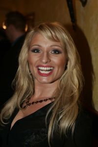 19-01-2006 SHOWBIZZ; GEELS NIEUWJAARSPARTY WEER EEN DAVEREND SUCCES. Vele artiesten waren weer aanwezig op de Geels nieuwjaarsparty in de gezellige Bobsaloon te Uitgeest. Awards waren er o.a. voor Marco Borsato_Jim Bakkum en Julie Fryer_ Jan Smit_Thomas Berge_Gerard Joling en Gordon_Lieke van Lexmond en vele anderen. Al weer 24 jaar de Geels populairiteits awards in Noord Holland, het begint echt een must te worden bij de vele artiesten om hierbij aanwezig te zijn.
foto: Albert den Iseger.