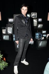 26-01-2006 SHOWBIZZ; ERNY VAN REIJMERSDAL SHOWT WINTERMODE 2006-2007 IN RAI AMSTERDAM. Erny is de meest veelbelovende couturier van Nederland, zo zeggen de experts. Prinsessen liggen aan zijn voeten en in het Belgische wordt hij omarmd door de rich and famous.De ex werknemer van Pauw brengt ontwerpen op de markt die iets mannelijks, iets vrouwelijks,iets historisch en iets hedendaags brengen. Oger Lusink zijn ontdekker zegt: het is simpel hij maakt vrouwen mooier.
foto: Albert den Iseger.