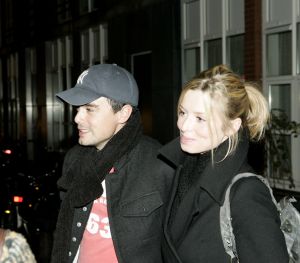 17-01-2006 SHOWBIZZ; JOHNNY DE MOL EN ZIJN VRIENDIN DAPHNE VIEREN JOHNNY\'S VERJAARDAG. Johnny de Mol vierde zijn 27 ste verjaardag in disqotheek Zebra te Amsterdam. Vele vrienden waren aanwezig oa. Dinand en zijn vriendin Lucy Hopkins, Robine van der Meer en Mark van der Loo, Barry Hay en Sandra, Tygo Gernadt en Angela Kluivert.Deze week een exclusief verhaal omtrent dit feest in de Prive.
foto: Albert den Iseger