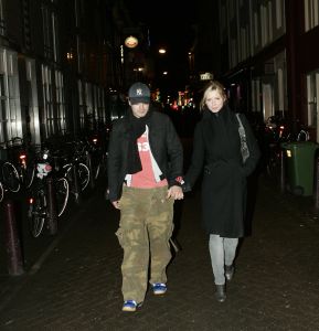 17-01-2006 SHOWBIZZ; JOHNNY DE MOL EN ZIJN VRIENDIN DAPHNE VIEREN JOHNNY\'S VERJAARDAG. Johnny de Mol vierde zijn 27 ste verjaardag in disqotheek Zebra te Amsterdam. Vele vrienden waren aanwezig oa. Dinand en zijn vriendin Lucy Hopkins, Robine van der Meer en Mark van der Loo, Barry Hay en Sandra, Tygo Gernadt en Angela Kluivert.Deze week een exclusief verhaal omtrent dit feest in de Prive.
foto: Albert den Iseger