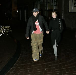 17-01-2006 SHOWBIZZ; JOHNNY DE MOL EN ZIJN VRIENDIN DAPHNE VIEREN JOHNNY\'S VERJAARDAG. Johnny de Mol vierde zijn 27 ste verjaardag in disqotheek Zebra te Amsterdam. Vele vrienden waren aanwezig oa. Dinand en zijn vriendin Lucy Hopkins, Robine van der Meer en Mark van der Loo, Barry Hay en Sandra, Tygo Gernadt en Angela Kluivert.Deze week een exclusief verhaal omtrent dit feest in de Prive.
foto: Albert den Iseger