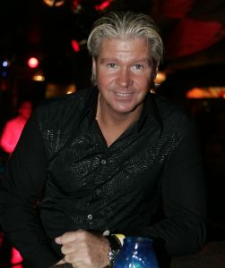 19-01-2006 SHOWBIZZ; GEELS NIEUWJAARSPARTY WEER EEN DAVEREND SUCCES. Vele artiesten waren weer aanwezig op de Geels nieuwjaarsparty in de gezellige Bobsaloon te Uitgeest. Awards waren er o.a. voor Marco Borsato_Jim Bakkum en Julie Fryer_ Jan Smit_Thomas Berge_Gerard Joling en Gordon_Lieke van Lexmond en vele anderen. Al weer 24 jaar de Geels populairiteits awards in Noord Holland, het begint echt een must te worden bij de vele artiesten om hierbij aanwezig te zijn.
foto: Albert den Iseger.