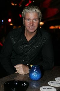 19-01-2006 SHOWBIZZ; GEELS NIEUWJAARSPARTY WEER EEN DAVEREND SUCCES. Vele artiesten waren weer aanwezig op de Geels nieuwjaarsparty in de gezellige Bobsaloon te Uitgeest. Awards waren er o.a. voor Marco Borsato_Jim Bakkum en Julie Fryer_ Jan Smit_Thomas Berge_Gerard Joling en Gordon_Lieke van Lexmond en vele anderen. Al weer 24 jaar de Geels populairiteits awards in Noord Holland, het begint echt een must te worden bij de vele artiesten om hierbij aanwezig te zijn.
foto: Albert den Iseger.