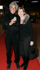 26-01-2006 SHOWBIZZ; ERNY VAN REIJMERSDAL SHOWT WINTERMODE 2006-2007 IN RAI AMSTERDAM. Erny is de meest veelbelovende couturier van Nederland, zo zeggen de experts. Prinsessen liggen aan zijn voeten en in het Belgische wordt hij omarmd door de rich and famous.De ex werknemer van Pauw brengt ontwerpen op de markt die iets mannelijks, iets vrouwelijks,iets historisch en iets hedendaags brengen. Oger Lusink zijn ontdekker zegt: het is simpel hij maakt vrouwen mooier.
foto: Albert den Iseger.