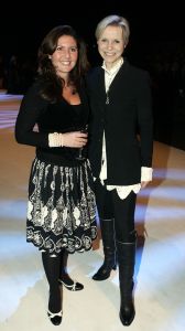 26-01-2006 SHOWBIZZ; ERNY VAN REIJMERSDAL SHOWT WINTERMODE 2006-2007 IN RAI AMSTERDAM. Erny is de meest veelbelovende couturier van Nederland, zo zeggen de experts. Prinsessen liggen aan zijn voeten en in het Belgische wordt hij omarmd door de rich and famous.De ex werknemer van Pauw brengt ontwerpen op de markt die iets mannelijks, iets vrouwelijks,iets historisch en iets hedendaags brengen. Oger Lusink zijn ontdekker zegt: het is simpel hij maakt vrouwen mooier.
foto: Albert den Iseger.