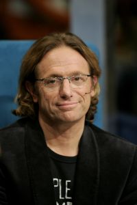 21-01-2006 SHOWBIZZ; VOOR CHRISTON IS IDOLS 2006 VOORBIJ. Christon kreeg vanavond de minste stemmen en kon zijn koffers pakken.Vanavond kregen niet drie maar vier idols een plaatsje op de  gevreesde krukken.Christon-Ellen-Aaron en Marescha. Nog acht idols zijn in de race namelijk Floortje-Aaron-Angelique-Raffaela-Harm-Marescha-Ellen en Serge. Opmerkelijk is de niet geslaagde combinatie van Martijn Krabbe en Chantal Janzen, er is totaal geen chemie tussen beide en een lachje is een zeldzaamheid in de live uitzending die elke zaterdag avond door meer dan 1.5 miljoen mensen word bekeken.
foto; Albert den Iseger.