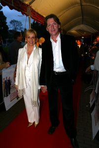 23-10-2004 SHOWBIZZ; GALA PREMIERE VAN DE  FILM  ELLIS IN GLAMOURLAND. Met Linda de Mol Joan Collins en Chris Tates, regie door Pieter Kramer,die bekend werd door de serie Ja Zuster Nee Zuster.
foto: Albert den Iseger.
