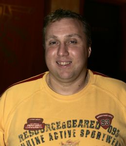 19-01-2006 SHOWBIZZ; GEELS NIEUWJAARSPARTY WEER EEN DAVEREND SUCCES. Vele artiesten waren weer aanwezig op de Geels nieuwjaarsparty in de gezellige Bobsaloon te Uitgeest. Awards waren er o.a. voor Marco Borsato_Jim Bakkum en Julie Fryer_ Jan Smit_Thomas Berge_Gerard Joling en Gordon_Lieke van Lexmond en vele anderen. Al weer 24 jaar de Geels populairiteits awards in Noord Holland, het begint echt een must te worden bij de vele artiesten om hierbij aanwezig te zijn.
foto: Albert den Iseger.
