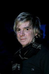 26-01-2006 SHOWBIZZ; ERNY VAN REIJMERSDAL SHOWT WINTERMODE 2006-2007 IN RAI AMSTERDAM. Erny is de meest veelbelovende couturier van Nederland, zo zeggen de experts. Prinsessen liggen aan zijn voeten en in het Belgische wordt hij omarmd door de rich and famous.De ex werknemer van Pauw brengt ontwerpen op de markt die iets mannelijks, iets vrouwelijks,iets historisch en iets hedendaags brengen. Oger Lusink zijn ontdekker zegt: het is simpel hij maakt vrouwen mooier.
foto: Albert den Iseger.