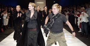 26-01-2006 SHOWBIZZ; ERNY VAN REIJMERSDAL SHOWT WINTERMODE 2006-2007 IN RAI AMSTERDAM. Erny is de meest veelbelovende couturier van Nederland, zo zeggen de experts. Prinsessen liggen aan zijn voeten en in het Belgische wordt hij omarmd door de rich and famous.De ex werknemer van Pauw brengt ontwerpen op de markt die iets mannelijks, iets vrouwelijks,iets historisch en iets hedendaags brengen. Oger Lusink zijn ontdekker zegt: het is simpel hij maakt vrouwen mooier.
foto: Albert den Iseger.