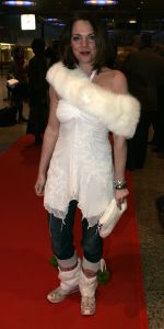 26-01-2006 SHOWBIZZ; ERNY VAN REIJMERSDAL SHOWT WINTERMODE 2006-2007 IN RAI AMSTERDAM. Erny is de meest veelbelovende couturier van Nederland, zo zeggen de experts. Prinsessen liggen aan zijn voeten en in het Belgische wordt hij omarmd door de rich and famous.De ex werknemer van Pauw brengt ontwerpen op de markt die iets mannelijks, iets vrouwelijks,iets historisch en iets hedendaags brengen. Oger Lusink zijn ontdekker zegt: het is simpel hij maakt vrouwen mooier.
foto: Albert den Iseger.
