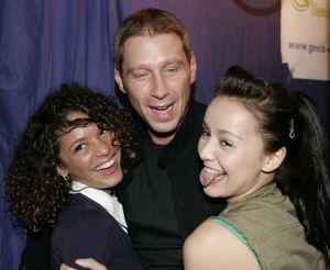 19-01-2006 SHOWBIZZ; GEELS NIEUWJAARSPARTY WEER EEN DAVEREND SUCCES. Vele artiesten waren weer aanwezig op de Geels nieuwjaarsparty in de gezellige Bobsaloon te Uitgeest. Awards waren er o.a. voor Marco Borsato_Jim Bakkum en Julie Fryer_ Jan Smit_Thomas Berge_Gerard Joling en Gordon_Lieke van Lexmond en vele anderen. Al weer 24 jaar de Geels populairiteits awards in Noord Holland, het begint echt een must te worden bij de vele artiesten om hierbij aanwezig te zijn.
foto: Albert den Iseger.