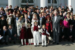 18-10-2003 KONINKLIJK HUIS: BRUILOFT VAN PAULINE SCHRODER IN BLOEMENDAAL.
Tal van familie leden en vrienden waren aanwezig op de bruiloft van de dochter van Martin Schroder. Ook enkele leden van het koningshuis waren aanwezig.
foto: Albert den Iseger.