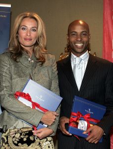 03-10-2004: SHOWBIZZ; FREDERIQUE VAN DER WAL LANCEERT TOP SHOP BOEK BIJ CHRISTIE\'S. Samen met Humberto Tan lanceerde Frederique het boek voor hard shoppers.
foto: Albert den Iseger.