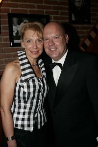 19-01-2006 SHOWBIZZ; GEELS NIEUWJAARSPARTY WEER EEN DAVEREND SUCCES. Vele artiesten waren weer aanwezig op de Geels nieuwjaarsparty in de gezellige Bobsaloon te Uitgeest. Awards waren er o.a. voor Marco Borsato_Jim Bakkum en Julie Fryer_ Jan Smit_Thomas Berge_Gerard Joling en Gordon_Lieke van Lexmond en vele anderen. Al weer 24 jaar de Geels populairiteits awards in Noord Holland, het begint echt een must te worden bij de vele artiesten om hierbij aanwezig te zijn.
foto: Albert den Iseger.