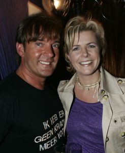 19-01-2006 SHOWBIZZ; GEELS NIEUWJAARSPARTY WEER EEN DAVEREND SUCCES. Vele artiesten waren weer aanwezig op de Geels nieuwjaarsparty in de gezellige Bobsaloon te Uitgeest. Awards waren er o.a. voor Marco Borsato_Jim Bakkum en Julie Fryer_ Jan Smit_Thomas Berge_Gerard Joling en Gordon_Lieke van Lexmond en vele anderen. Al weer 24 jaar de Geels populairiteits awards in Noord Holland, het begint echt een must te worden bij de vele artiesten om hierbij aanwezig te zijn.
foto: Albert den Iseger.