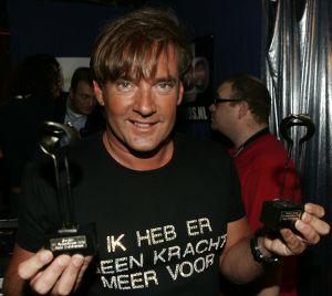 19-01-2006 SHOWBIZZ; GEELS NIEUWJAARSPARTY WEER EEN DAVEREND SUCCES. Vele artiesten waren weer aanwezig op de Geels nieuwjaarsparty in de gezellige Bobsaloon te Uitgeest. Awards waren er o.a. voor Marco Borsato_Jim Bakkum en Julie Fryer_ Jan Smit_Thomas Berge_Gerard Joling en Gordon_Lieke van Lexmond en vele anderen. Al weer 24 jaar de Geels populairiteits awards in Noord Holland, het begint echt een must te worden bij de vele artiesten om hierbij aanwezig te zijn.
foto: Albert den Iseger.