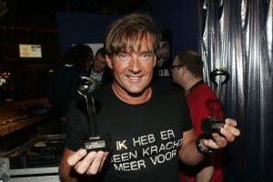19-01-2006 SHOWBIZZ; GEELS NIEUWJAARSPARTY WEER EEN DAVEREND SUCCES. Vele artiesten waren weer aanwezig op de Geels nieuwjaarsparty in de gezellige Bobsaloon te Uitgeest. Awards waren er o.a. voor Marco Borsato_Jim Bakkum en Julie Fryer_ Jan Smit_Thomas Berge_Gerard Joling en Gordon_Lieke van Lexmond en vele anderen. Al weer 24 jaar de Geels populairiteits awards in Noord Holland, het begint echt een must te worden bij de vele artiesten om hierbij aanwezig te zijn.
foto: Albert den Iseger.
