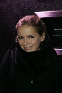 17-01-2006 SHOWBIZZ; JOHNNY DE MOL EN ZIJN VRIENDIN DAPHNE VIEREN JOHNNY\'S VERJAARDAG. Johnny de Mol vierde zijn 27 ste verjaardag in disqotheek Zebra te Amsterdam. Vele vrienden waren aanwezig oa. Dinand en zijn vriendin Lucy Hopkins, Robine van der Meer en Mark van der Loo, Barry Hay en Sandra, Tygo Gernadt en Angela Kluivert.Deze week een exclusief verhaal omtrent dit feest in de Prive.
foto: Albert den Iseger