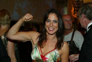 23-10-2004 SHOWBIZZ; GALA PREMIERE VAN DE  FILM  ELLIS IN GLAMOURLAND. Met Linda de Mol Joan Collins en Chris Tates, regie door Pieter Kramer,die bekend werd door de serie Ja Zuster Nee Zuster.
foto: Albert den Iseger.