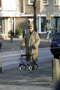 30-01-2006 SHOWBIZZ; HERMAN EMMINK HAALT ELKE DAG EVEN FRISSE NEUS IN HET PARK. Herman Emmink loopt elke dag even een rondje om toch nog even van de prachtige omgeving te genieten waar hij woont. Herman die soms gebruikt maakt van zijn rollator omdat hij de laatste tijd wat minder goed ter been is.
foto: Albert den Iseger.