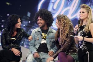 21-01-2006 SHOWBIZZ; VOOR CHRISTON IS IDOLS 2006 VOORBIJ. Christon kreeg vanavond de minste stemmen en kon zijn koffers pakken.Vanavond kregen niet drie maar vier idols een plaatsje op de  gevreesde krukken.Christon-Ellen-Aaron en Marescha. Nog acht idols zijn in de race namelijk Floortje-Aaron-Angelique-Raffaela-Harm-Marescha-Ellen en Serge. Opmerkelijk is de niet geslaagde combinatie van Martijn Krabbe en Chantal Janzen, er is totaal geen chemie tussen beide en een lachje is een zeldzaamheid in de live uitzending die elke zaterdag avond door meer dan 1.5 miljoen mensen word bekeken.
foto; Albert den Iseger.