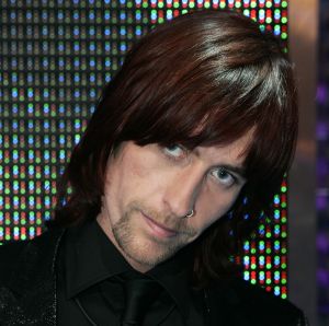 21-01-2006 SHOWBIZZ; VOOR CHRISTON IS IDOLS 2006 VOORBIJ. Christon kreeg vanavond de minste stemmen en kon zijn koffers pakken.Vanavond kregen niet drie maar vier idols een plaatsje op de  gevreesde krukken.Christon-Ellen-Aaron en Marescha. Nog acht idols zijn in de race namelijk Floortje-Aaron-Angelique-Raffaela-Harm-Marescha-Ellen en Serge. Opmerkelijk is de niet geslaagde combinatie van Martijn Krabbe en Chantal Janzen, er is totaal geen chemie tussen beide en een lachje is een zeldzaamheid in de live uitzending die elke zaterdag avond door meer dan 1.5 miljoen mensen word bekeken.
foto; Albert den Iseger.