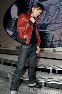 21-01-2006 SHOWBIZZ; VOOR CHRISTON IS IDOLS 2006 VOORBIJ. Christon kreeg vanavond de minste stemmen en kon zijn koffers pakken.Vanavond kregen niet drie maar vier idols een plaatsje op de  gevreesde krukken.Christon-Ellen-Aaron en Marescha. Nog acht idols zijn in de race namelijk Floortje-Aaron-Angelique-Raffaela-Harm-Marescha-Ellen en Serge. Opmerkelijk is de niet geslaagde combinatie van Martijn Krabbe en Chantal Janzen, er is totaal geen chemie tussen beide en een lachje is een zeldzaamheid in de live uitzending die elke zaterdag avond door meer dan 1.5 miljoen mensen word bekeken.
foto; Albert den Iseger.