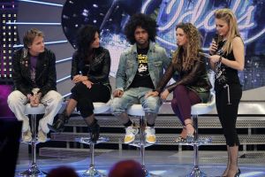 21-01-2006 SHOWBIZZ; VOOR CHRISTON IS IDOLS 2006 VOORBIJ. Christon kreeg vanavond de minste stemmen en kon zijn koffers pakken.Vanavond kregen niet drie maar vier idols een plaatsje op de  gevreesde krukken.Christon-Ellen-Aaron en Marescha. Nog acht idols zijn in de race namelijk Floortje-Aaron-Angelique-Raffaela-Harm-Marescha-Ellen en Serge. Opmerkelijk is de niet geslaagde combinatie van Martijn Krabbe en Chantal Janzen, er is totaal geen chemie tussen beide en een lachje is een zeldzaamheid in de live uitzending die elke zaterdag avond door meer dan 1.5 miljoen mensen word bekeken.
foto; Albert den Iseger.
