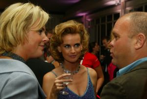 23-10-2004 SHOWBIZZ; GALA PREMIERE VAN DE  FILM  ELLIS IN GLAMOURLAND. Met Linda de Mol Joan Collins en Chris Tates, regie door Pieter Kramer,die bekend werd door de serie Ja Zuster Nee Zuster.
foto: Albert den Iseger.