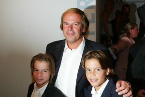 23-10-2004 SHOWBIZZ; GALA PREMIERE VAN DE  FILM  ELLIS IN GLAMOURLAND. Met Linda de Mol Joan Collins en Chris Tates, regie door Pieter Kramer,die bekend werd door de serie Ja Zuster Nee Zuster.
foto: Albert den Iseger.