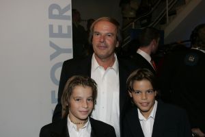 23-10-2004 SHOWBIZZ; GALA PREMIERE VAN DE  FILM  ELLIS IN GLAMOURLAND. Met Linda de Mol Joan Collins en Chris Tates, regie door Pieter Kramer,die bekend werd door de serie Ja Zuster Nee Zuster.
foto: Albert den Iseger.
