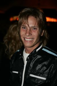 19-01-2006 SHOWBIZZ; GEELS NIEUWJAARSPARTY WEER EEN DAVEREND SUCCES. Vele artiesten waren weer aanwezig op de Geels nieuwjaarsparty in de gezellige Bobsaloon te Uitgeest. Awards waren er o.a. voor Marco Borsato_Jim Bakkum en Julie Fryer_ Jan Smit_Thomas Berge_Gerard Joling en Gordon_Lieke van Lexmond en vele anderen. Al weer 24 jaar de Geels populairiteits awards in Noord Holland, het begint echt een must te worden bij de vele artiesten om hierbij aanwezig te zijn.
foto: Albert den Iseger.