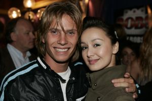 19-01-2006 SHOWBIZZ; GEELS NIEUWJAARSPARTY WEER EEN DAVEREND SUCCES. Vele artiesten waren weer aanwezig op de Geels nieuwjaarsparty in de gezellige Bobsaloon te Uitgeest. Awards waren er o.a. voor Marco Borsato_Jim Bakkum en Julie Fryer_ Jan Smit_Thomas Berge_Gerard Joling en Gordon_Lieke van Lexmond en vele anderen. Al weer 24 jaar de Geels populairiteits awards in Noord Holland, het begint echt een must te worden bij de vele artiesten om hierbij aanwezig te zijn.
foto: Albert den Iseger.