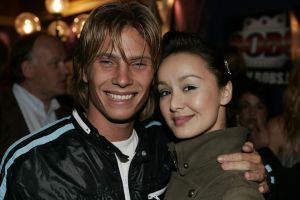 19-01-2006 SHOWBIZZ; GEELS NIEUWJAARSPARTY WEER EEN DAVEREND SUCCES. Vele artiesten waren weer aanwezig op de Geels nieuwjaarsparty in de gezellige Bobsaloon te Uitgeest. Awards waren er o.a. voor Marco Borsato_Jim Bakkum en Julie Fryer_ Jan Smit_Thomas Berge_Gerard Joling en Gordon_Lieke van Lexmond en vele anderen. Al weer 24 jaar de Geels populairiteits awards in Noord Holland, het begint echt een must te worden bij de vele artiesten om hierbij aanwezig te zijn.
foto: Albert den Iseger.