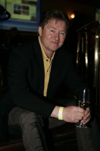 19-01-2006 SHOWBIZZ; GEELS NIEUWJAARSPARTY WEER EEN DAVEREND SUCCES. Vele artiesten waren weer aanwezig op de Geels nieuwjaarsparty in de gezellige Bobsaloon te Uitgeest. Awards waren er o.a. voor Marco Borsato_Jim Bakkum en Julie Fryer_ Jan Smit_Thomas Berge_Gerard Joling en Gordon_Lieke van Lexmond en vele anderen. Al weer 24 jaar de Geels populairiteits awards in Noord Holland, het begint echt een must te worden bij de vele artiesten om hierbij aanwezig te zijn.
foto: Albert den Iseger.