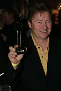 19-01-2006 SHOWBIZZ; GEELS NIEUWJAARSPARTY WEER EEN DAVEREND SUCCES. Vele artiesten waren weer aanwezig op de Geels nieuwjaarsparty in de gezellige Bobsaloon te Uitgeest. Awards waren er o.a. voor Marco Borsato_Jim Bakkum en Julie Fryer_ Jan Smit_Thomas Berge_Gerard Joling en Gordon_Lieke van Lexmond en vele anderen. Al weer 24 jaar de Geels populairiteits awards in Noord Holland, het begint echt een must te worden bij de vele artiesten om hierbij aanwezig te zijn.
foto: Albert den Iseger.