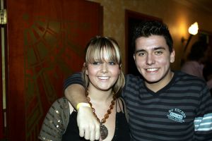 19-01-2006 SHOWBIZZ; GEELS NIEUWJAARSPARTY WEER EEN DAVEREND SUCCES. Vele artiesten waren weer aanwezig op de Geels nieuwjaarsparty in de gezellige Bobsaloon te Uitgeest. Awards waren er o.a. voor Marco Borsato_Jim Bakkum en Julie Fryer_ Jan Smit_Thomas Berge_Gerard Joling en Gordon_Lieke van Lexmond en vele anderen. Al weer 24 jaar de Geels populairiteits awards in Noord Holland, het begint echt een must te worden bij de vele artiesten om hierbij aanwezig te zijn.
foto: Albert den Iseger.
