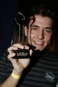 19-01-2006 SHOWBIZZ; GEELS NIEUWJAARSPARTY WEER EEN DAVEREND SUCCES. Vele artiesten waren weer aanwezig op de Geels nieuwjaarsparty in de gezellige Bobsaloon te Uitgeest. Awards waren er o.a. voor Marco Borsato_Jim Bakkum en Julie Fryer_ Jan Smit_Thomas Berge_Gerard Joling en Gordon_Lieke van Lexmond en vele anderen. Al weer 24 jaar de Geels populairiteits awards in Noord Holland, het begint echt een must te worden bij de vele artiesten om hierbij aanwezig te zijn.
foto: Albert den Iseger.