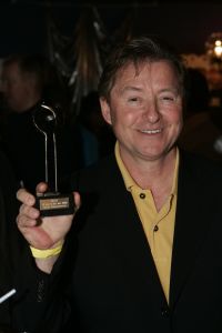 19-01-2006 SHOWBIZZ; GEELS NIEUWJAARSPARTY WEER EEN DAVEREND SUCCES. Vele artiesten waren weer aanwezig op de Geels nieuwjaarsparty in de gezellige Bobsaloon te Uitgeest. Awards waren er o.a. voor Marco Borsato_Jim Bakkum en Julie Fryer_ Jan Smit_Thomas Berge_Gerard Joling en Gordon_Lieke van Lexmond en vele anderen. Al weer 24 jaar de Geels populairiteits awards in Noord Holland, het begint echt een must te worden bij de vele artiesten om hierbij aanwezig te zijn.
foto: Albert den Iseger.