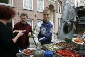 11-04-2005 SHOWBIZZ; JIM BAKKUM NEEMT IN AMSTERDAM VIDEO CLIP OP. Jim Bakkum is op dit moment bezig om in Amsterdam een nieuwe video clip op te nemen. Broer Danny en de vader van Jim waren ook aanwezig.
Foto: Albert den Iseger