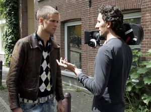 11-04-2005 SHOWBIZZ; JIM BAKKUM NEEMT IN AMSTERDAM VIDEO CLIP OP. Jim Bakkum is op dit moment bezig om in Amsterdam een nieuwe video clip op te nemen. Broer Danny en de vader van Jim waren ook aanwezig.
Foto: Albert den Iseger