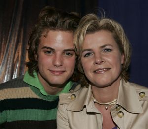 19-01-2006 SHOWBIZZ; GEELS NIEUWJAARSPARTY WEER EEN DAVEREND SUCCES. Vele artiesten waren weer aanwezig op de Geels nieuwjaarsparty in de gezellige Bobsaloon te Uitgeest. Awards waren er o.a. voor Marco Borsato_Jim Bakkum en Julie Fryer_ Jan Smit_Thomas Berge_Gerard Joling en Gordon_Lieke van Lexmond en vele anderen. Al weer 24 jaar de Geels populairiteits awards in Noord Holland, het begint echt een must te worden bij de vele artiesten om hierbij aanwezig te zijn.
foto: Albert den Iseger.