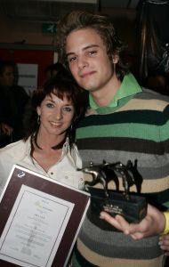 19-01-2006 SHOWBIZZ; GEELS NIEUWJAARSPARTY WEER EEN DAVEREND SUCCES. Vele artiesten waren weer aanwezig op de Geels nieuwjaarsparty in de gezellige Bobsaloon te Uitgeest. Awards waren er o.a. voor Marco Borsato_Jim Bakkum en Julie Fryer_ Jan Smit_Thomas Berge_Gerard Joling en Gordon_Lieke van Lexmond en vele anderen. Al weer 24 jaar de Geels populairiteits awards in Noord Holland, het begint echt een must te worden bij de vele artiesten om hierbij aanwezig te zijn.
foto: Albert den Iseger.