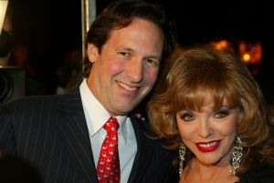 23-10-2004 SHOWBIZZ; GALA PREMIERE VAN DE  FILM  ELLIS IN GLAMOURLAND. Met Linda de Mol Joan Collins en Chris Tates, regie door Pieter Kramer,die bekend werd door de serie Ja Zuster Nee Zuster.
foto: Albert den Iseger.