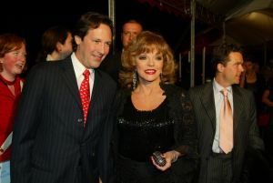 23-10-2004 SHOWBIZZ; GALA PREMIERE VAN DE  FILM  ELLIS IN GLAMOURLAND. Met Linda de Mol Joan Collins en Chris Tates, regie door Pieter Kramer,die bekend werd door de serie Ja Zuster Nee Zuster.
foto: Albert den Iseger.