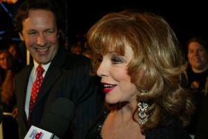 23-10-2004 SHOWBIZZ; GALA PREMIERE VAN DE  FILM  ELLIS IN GLAMOURLAND. Met Linda de Mol Joan Collins en Chris Tates, regie door Pieter Kramer,die bekend werd door de serie Ja Zuster Nee Zuster.
foto: Albert den Iseger.